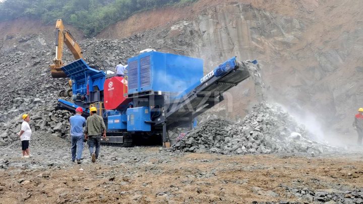 track-mounted mobile jaw crusher work